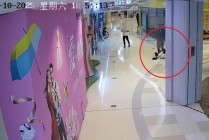晨意帮忙丨女子在商场被骑平衡车男童撞伤索赔遇阻，男孩家属：表示歉意，但商场担主责